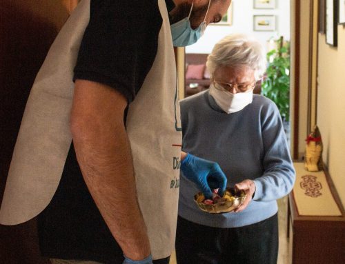 Spesa, chiacchiere e sorrisi per gli anziani a Milano